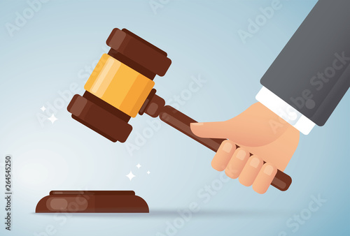 Fotografía hand holding judge wood hammer background