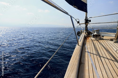 Obrazy żeglarstwo  zeglowanie-jachtem-po-morzu
