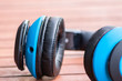 Blauer stylischer BlBlauer stylischer Bluetooth-Kopfhörer mit Bedienelementen an der Seite und Klinkenanschlussuetooth-Kopfhörer mit Bedienelementen an der Seite und Klinkenanschluss