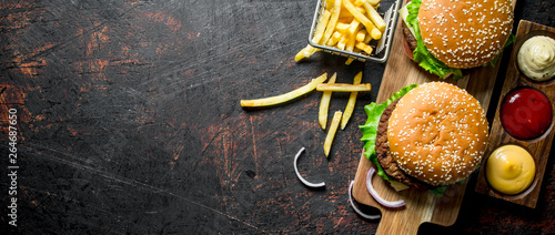 Fotomural Burgers with fries and various sauces.