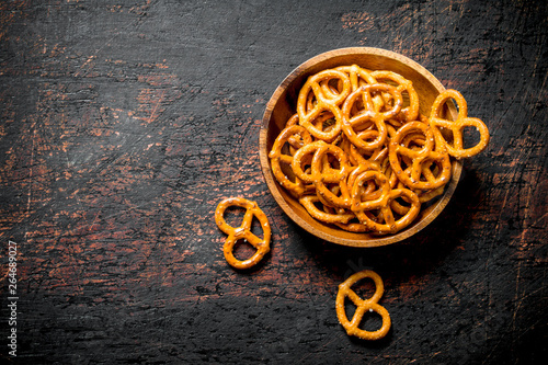 Fotografía Snacks pretzels in a bowl.