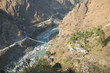 ネパールのアンナプルナ登山道のPoon Hill からTatopaniに向かうハイキングルートにあるつり橋