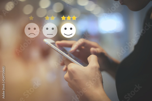Fotografía Business woman use mobilepressing smiley face touch screen