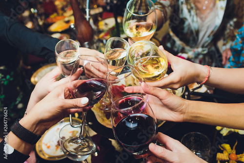 Fotomural Champagne glasses in hands of people at party.