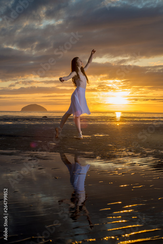Fotografía Dance Against The Sunset