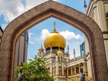 Haji Lane, Singapore Nov 26, 2018; Main View Of Masjid Sultan At Muscat Street In The Kampong Glam. Muslim Quarter (Arab Quarter) Of Singapore Is A Popular Touris.