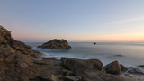 Fototapeta Morze - Langzeitbelichtung des Sonnenaufgangs an der felsigen bretonischen Küste in Frankreich, Bretagne, Finistere