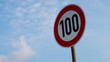 Straßenschild Geschwindigkeitsbegrenzung 100