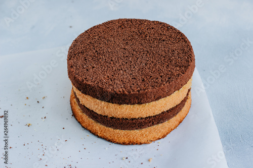Fotomural Sponge cake of chocolate on the table