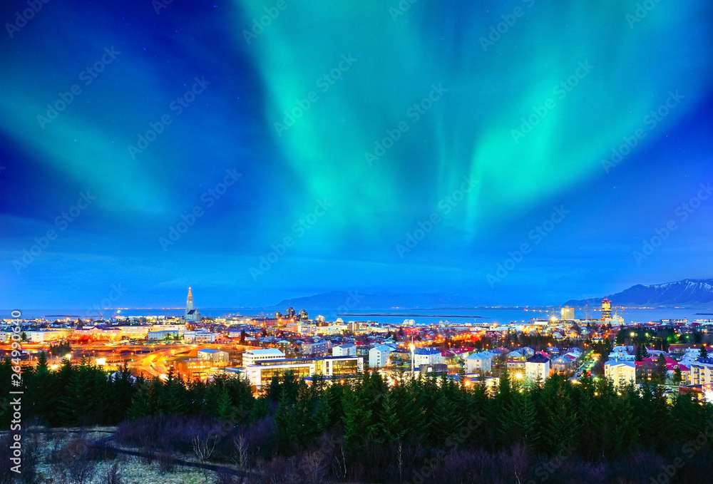 Obraz na płótnie View of the northern light from the city center in Reykjavik, Iceland. w salonie