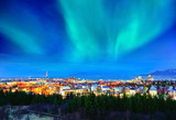 Fototapeta Londyn - View of the northern light from the city center in Reykjavik, Iceland.