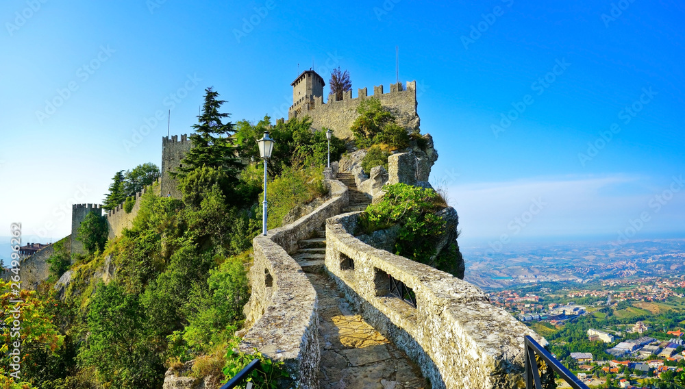 Obraz na płótnie View of the Guaita fortress located on the peak of Monte Titano in San Marino.  w salonie