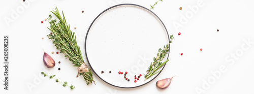Fotografía Empty plate with greens herbs and spices around