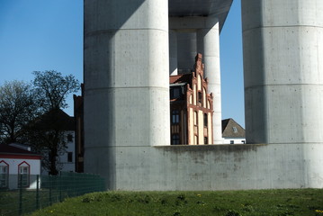 Poster - haus unter brücke