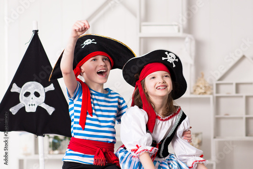 Fotografía Boy and girl in pirate costumes, play enthusiastically