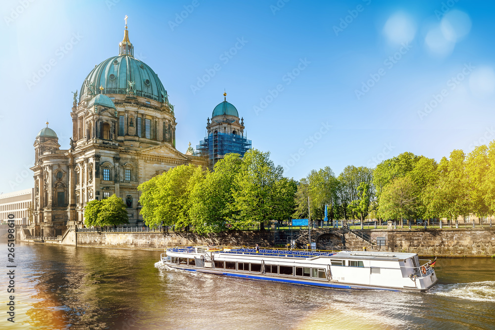 Katedra berlińska w słoneczny dzień - obrazy, fototapety, plakaty 