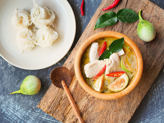 Wall Mural - Chicken green curry with eggplant, famous traditional Thai food served with rice noodles.