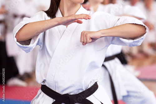Dekoracja na wymiar  pozycja-ciala-praktykujacej-karate-podczas-treningu-sztuk-walki
