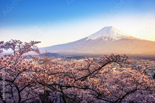 Fotografia Fujiyoshida, Japan Beautiful viewed from behind red Chureito Pagoda at sunset, j