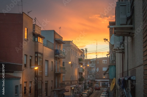 Fotografía Calle de barrio durante un atardecer naranja