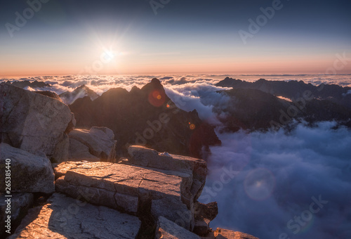 gora-krajobraz-z-inwersja-w-dolinie-przy-zmierzchem-jak-widziec-od-rys-szczytu-w-wysokim-tatras-sistani