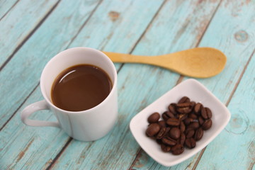 Poster - Café au lait, coupelle avec des grains et cuillère en bois