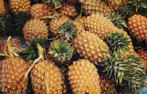 Fototapeta Ananas  swieze-owoce-tropikalne-ananasa-na-polce-do-sprzedazy-na-rynku