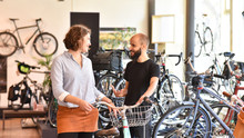 Verkaufsgespräch Im Fahrradladen - Verkäufer Berät Kundin Beim Kauf Eines Rades // Bicycle Shop Consulting - Salesman And Customer In Conversation