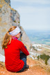 © marksn.media - Junge Frau sitzt auf einem Berg in den Allgäuer Alpen und schaut in die Ferne des Tals