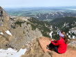 © marksn.media - Junge Frau sitzt auf einem Berg in den Allgäuer Alpen und schaut in die Ferne des Tals