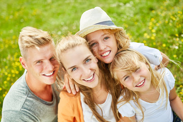 Glückliche Familie und zwei Kinder