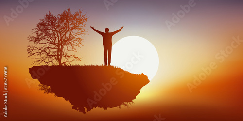 Cuadros en Lienzo Concept du rêve et de l’imagination avec un homme savourant sa liberté, en voyageant seul sur une île déserte qui vole dans les airs face au soleil