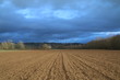 © clic clac - Ciel menançant sur terrain labouré