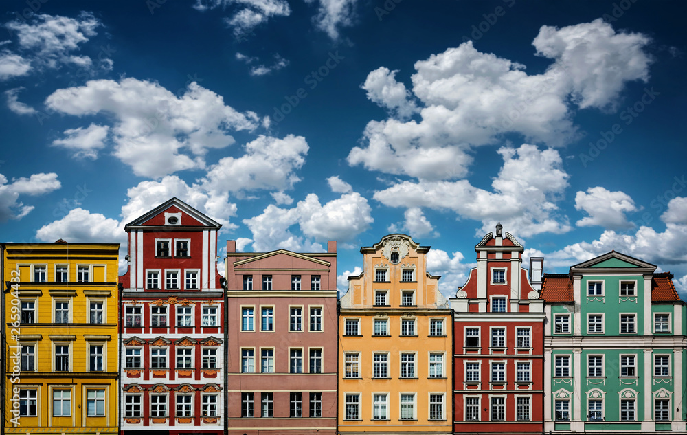 Kolorowe kamiennice na tle niebieskiego nieba z białymi chmurkami, Wrocław - obrazy, fototapety, plakaty 