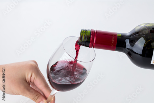 白背景に女性の手でワイングラスを持って赤ワインを注ぐ瞬間ソムリエパーティーバー Buy This Stock Photo And Explore Similar Images At Adobe Stock Adobe Stock 白背景に女性の手でワイングラスを持って赤ワインを注ぐ瞬間ソムリエパーティーバー Buy This Stock Photo And Explore Similar Images At Adobe Stock Adobe Stock