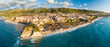 Vista aerea della città costiera di Tropea in Calabria. Affaccio sul mare Mediterraneo delle case colorate, del castello e la spiaggia meta di molti turisti in Estate. Panoramica