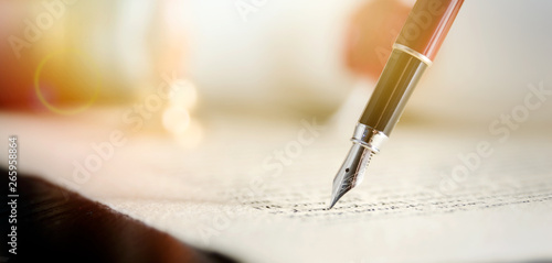 Fotomural Notary or attorney signs legal contract