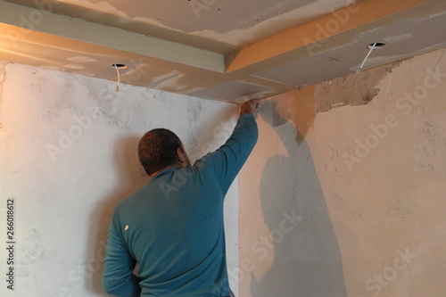 Male Builder Putty Spatula Eaves Suspended Ceiling Diy