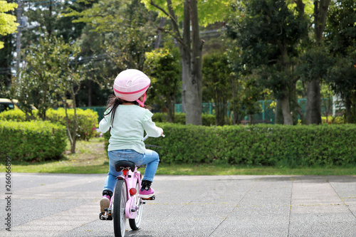 自転車に乗る女の子 後ろ姿 Stock Photo Adobe Stock