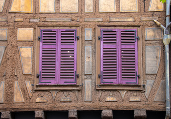 Lila Fensterladen Fesnter im Elsass, Frankreich