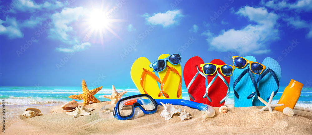 Tropical beach with sunbathing accessories, summer holiday background - obrazy, fototapety, plakaty 