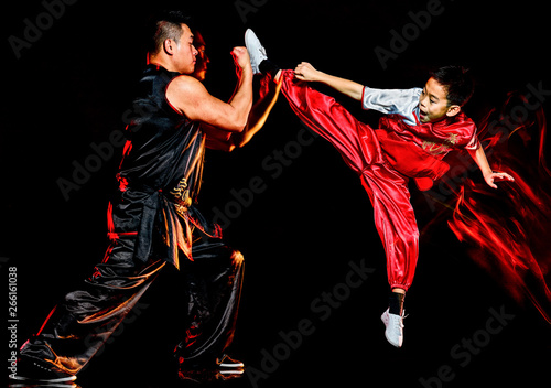 Obrazy Kung fu  wushu-chinski-boks-kung-fu-hung-gar-wojownik-na-bialym-tle-dziecko-i-mezczyzna-na-czarnym-tle