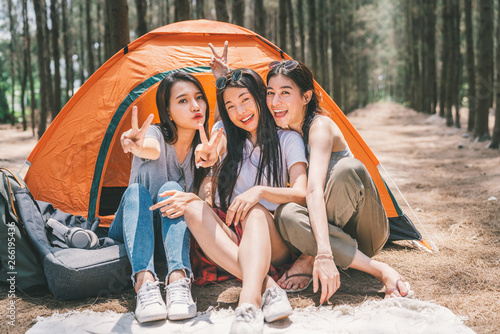 Fotomural Group of happy Asian teenage girls doing victory pose together, camping by the tent