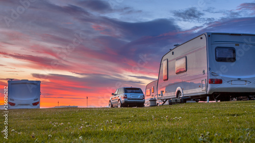 Fotomural Camping caravans and cars sunset