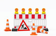 Einzelne Absturzsicherung mit 5 Bakenleuchten gelb-orange, Fußplatten, Schild Baustelle  - angelehnt - und Verkehrshütchen Pylone - freigestellt