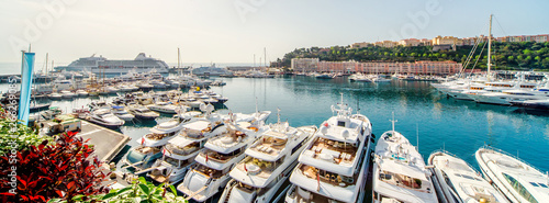 Fotografía Panoramic view of port in Monaco, luxury yachts in a row