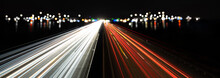 Lichtspuren Und Stadtlichter Auf Der Autobahn