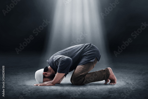 Fotomural Religious asian muslim man praying