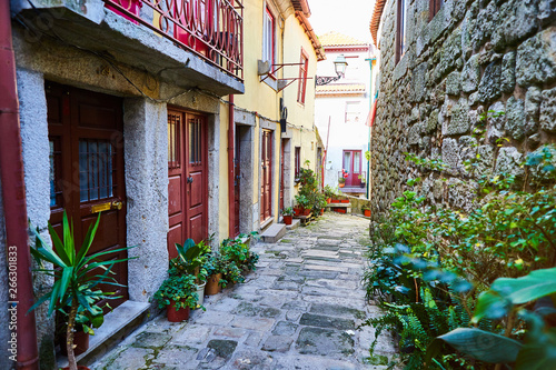 Obraz Dibond Ribeira Old Town of Porto w Portugalii, pochyły, wąski, średniowieczny zaułek i tradycyjne domy, zabytkowe centrum miasta