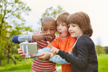 Wall Mural - Drei Kinder machen Grimassen für ein Selfie Foto